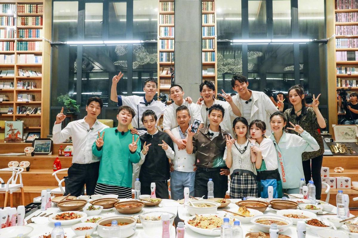 《中餐厅第四季免费观看完整版》——国内明星经营挑战、长江沿途美食文化、综艺节目在线资源